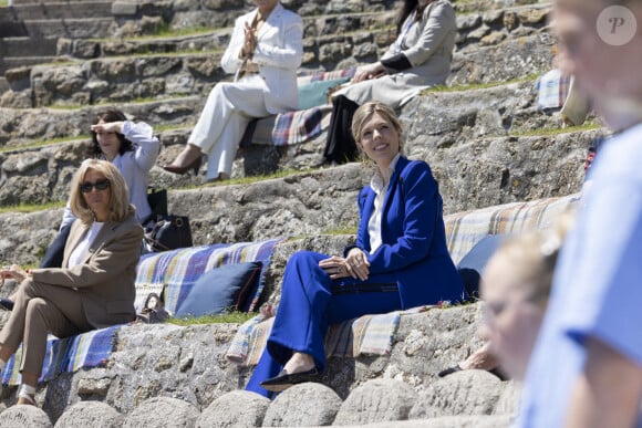 Brigitte Macron, Jill Biden (épouse du président des États-Unis Joe Biden), Carrie Johnson (épouse du Premier ministre britannique Boris Johnson) et les autres compagnes des leaders du G7 s'entretiennent avec les artistes de la comédie musicale "Ocean World" au Minack Theatre. Porthcurno, le 12 juin 2021.