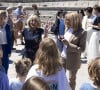 Brigitte Macron, Jill Biden (épouse du président des États-Unis Joe Biden) et Carrie Johnson (épouse du Premier ministre britannique Boris Johnson) s'entretiennent avec les artistes de la comédie musicale "Ocean World" au Minack Theatre. Porthcurno, le 12 juin 2021. 