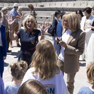 Brigitte Macron, Jill Biden (épouse du président des États-Unis Joe Biden) et Carrie Johnson (épouse du Premier ministre britannique Boris Johnson) s'entretiennent avec les artistes de la comédie musicale "Ocean World" au Minack Theatre. Porthcurno, le 12 juin 2021. 