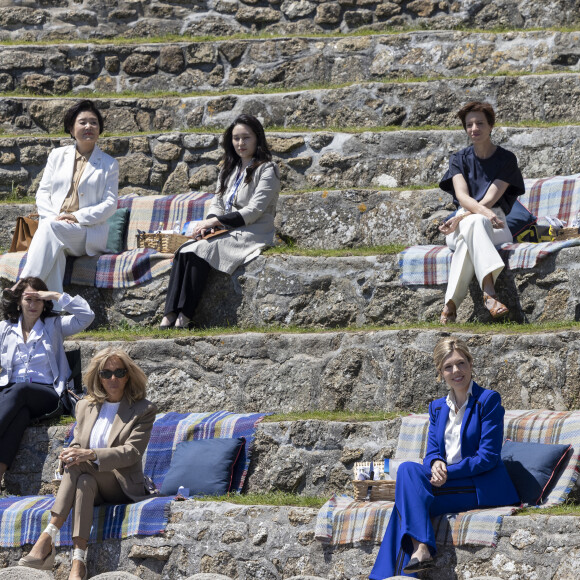 Brigitte Macron, Jill Biden (épouse du président des États-Unis Joe Biden), Carrie Johnson (épouse du Premier ministre britannique Boris Johnson) et les autres compagnes des leaders du G7 s'entretiennent avec les artistes de la comédie musicale "Ocean World" au Minack Theatre. Porthcurno, le 12 juin 2021.