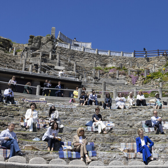 Brigitte Macron, Jill Biden (épouse du président des États-Unis Joe Biden), Carrie Johnson (épouse du Premier ministre britannique Boris Johnson) et les autres compagnes des leaders du G7 s'entretiennent avec les artistes de la comédie musicale "Ocean World" au Minack Theatre. Porthcurno, le 12 juin 2021.