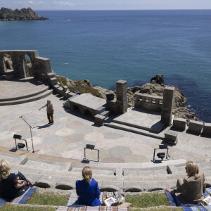 Brigitte Macron, Jill Biden (épouse du président des États-Unis Joe Biden), Carrie Johnson (épouse du Premier ministre britannique Boris Johnson) et les autres compagnes des leaders du G7 s'entretiennent avec les artistes de la comédie musicale "Ocean World" au Minack Theatre. Porthcurno, le 12 juin 2021.