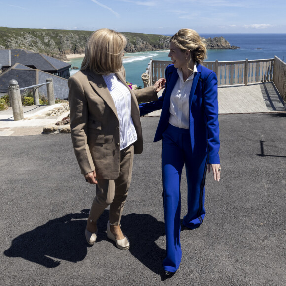 Brigitte Macron, Carrie Johnson (épouse du Premier ministre britannique Boris Johnson) et les autres compagnes des leaders du G7 ont visité le Minack Theatre, à Porthcurno.