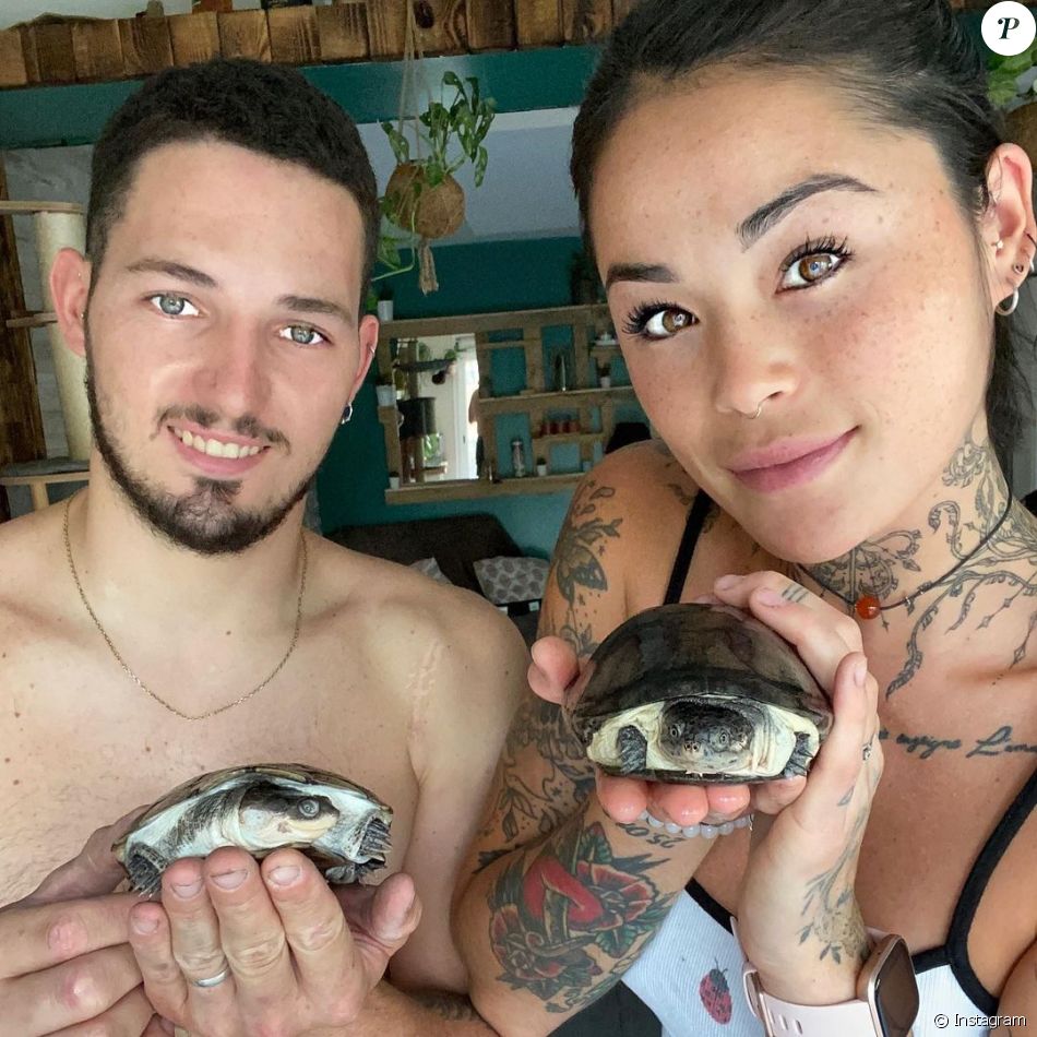 Claire Tomek et son conjoint avec des tortues, août 2020