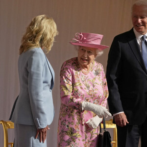 Le président des Etats-Unis Joe Biden et sa femme Jill Biden visitent le château de Windsor en compagnie de la reine Elizabeth II, le 13 juin 2021. 