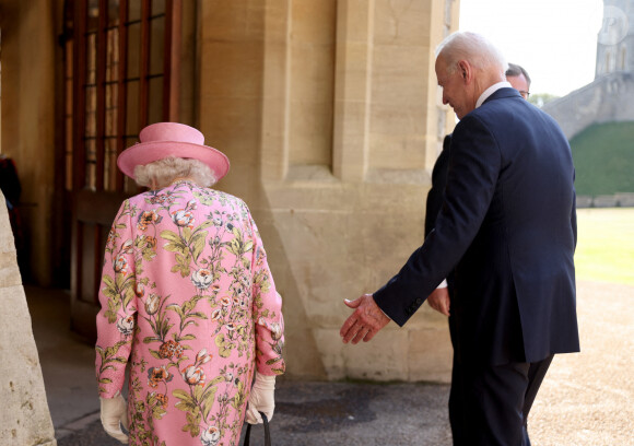 Le président des Etats-Unis Joe Biden et sa femme Jill Biden visitent le château de Windsor en compagnie de la reine Elizabeth II, le 13 juin 2021. 