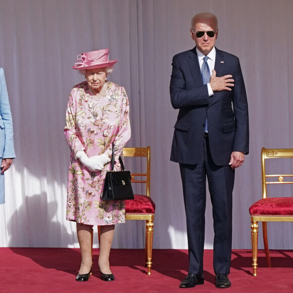 Le président des Etats-Unis Joe Biden et sa femme Jill Biden visitent le château de Windsor en compagnie de la reine Elizabeth II, le 13 juin 2021. 