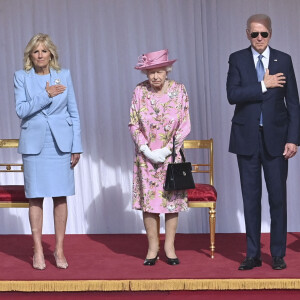 Le président des Etats-Unis Joe Biden et sa femme Jill Biden visitent le château de Windsor en compagnie de la reine Elisabeth II, le 13 juin 2021. 