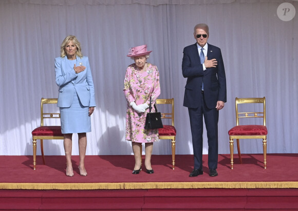 Le président des Etats-Unis Joe Biden et sa femme Jill Biden visitent le château de Windsor en compagnie de la reine Elisabeth II, le 13 juin 2021. 