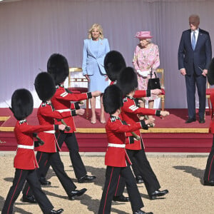 Le président des Etats-Unis Joe Biden et sa femme Jill Biden visitent le château de Windsor en compagnie de la reine Elizabeth II, le 13 juin 2021. 