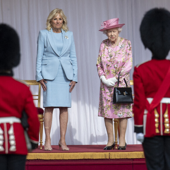 Le président des Etats-Unis Joe Biden et sa femme Jill Biden visitent le château de Windsor en compagnie de la reine Elizabeth II, le 13 juin 2021. 