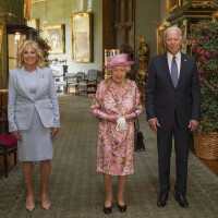 Reine Elizabeth, son thé avec Joe et Jill Biden : tenue florale et accessoire symbolique