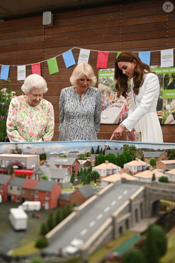 La reine Elisabeth II, Camilla Parker Bowles, duchesse de Cornouailles, et Catherine Kate Middleton, duchesse de Cambridge, participent au Big Lunch Initiative en marge du sommet du G7 à Saint Ives le 11 juin 2021.