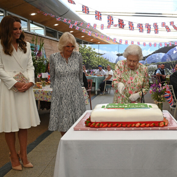 La reine Elisabeth II, Camilla Parker Bowles, duchesse de Cornouailles, et Catherine Kate Middleton, duchesse de Cambridge, participent au Big Lunch Initiative en marge du sommet du G7 à Saint Ives le 11 juin 2021.