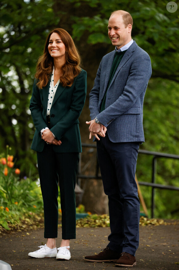 Le prince William, duc de Cambridge et Catherine (Kate) Middleton, duchesse de Cambridge, rencontrent des enfants d'Edzell Nursery lors de leur visite au parc Starbank à Édimbourg, Ecosse, Royaume Uni, le 27 mai 2021, pour découvrir comment "Fields in Trust" contribue à la protection des espaces verts de la ville.