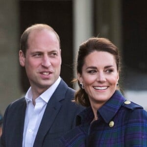 Le prince William, duc de Cambridge, et Kate Catherine Middleton, duchesse de Cambridge, ont assisté à une projection du film "Cruella" dans un drive-in à Edimbourg, à l'occasion de leur tournée en Ecosse. Le 26 mai 2021  BGUK_2134995 - Edinburgh, UNITED KINGDOM - Prince William, Duke of Cambridge and Catherine, Duchess of Cambridge attend an NHS Charities Together and NHS staff event at a drive-in cinema to watch a special screening of Disney&8217;s Cruella at the Palace of Holyroodhouse in Edinburgh Pictured: Prince William, Duke of Cambridge and Catherine, Duchess of Cambridge 