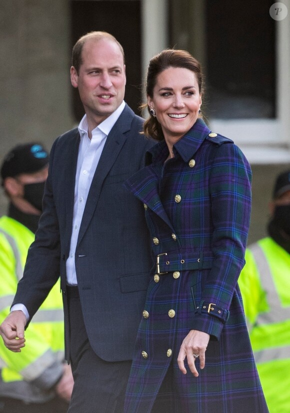 Le prince William, duc de Cambridge, et Kate Catherine Middleton, duchesse de Cambridge, ont assisté à une projection du film "Cruella" dans un drive-in à Edimbourg, à l'occasion de leur tournée en Ecosse. Le 26 mai 2021  BGUK_2134995 - Edinburgh, UNITED KINGDOM - Prince William, Duke of Cambridge and Catherine, Duchess of Cambridge attend an NHS Charities Together and NHS staff event at a drive-in cinema to watch a special screening of Disney&8217;s Cruella at the Palace of Holyroodhouse in Edinburgh Pictured: Prince William, Duke of Cambridge and Catherine, Duchess of Cambridge 