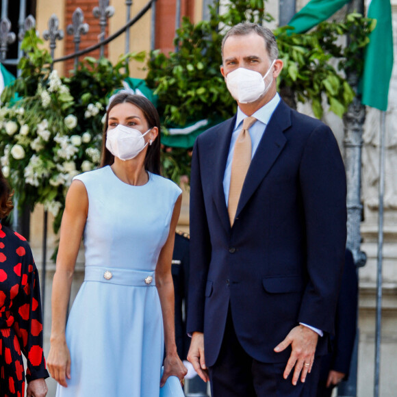 Le roi Felipe VI et la reine Letizia arrivent à la cérémonie de remise de la première médaille d'honneur d'Andalousie au roi Felipe VI au palais de San Telmo à Séville, Espagne, le 14 juin 2021.