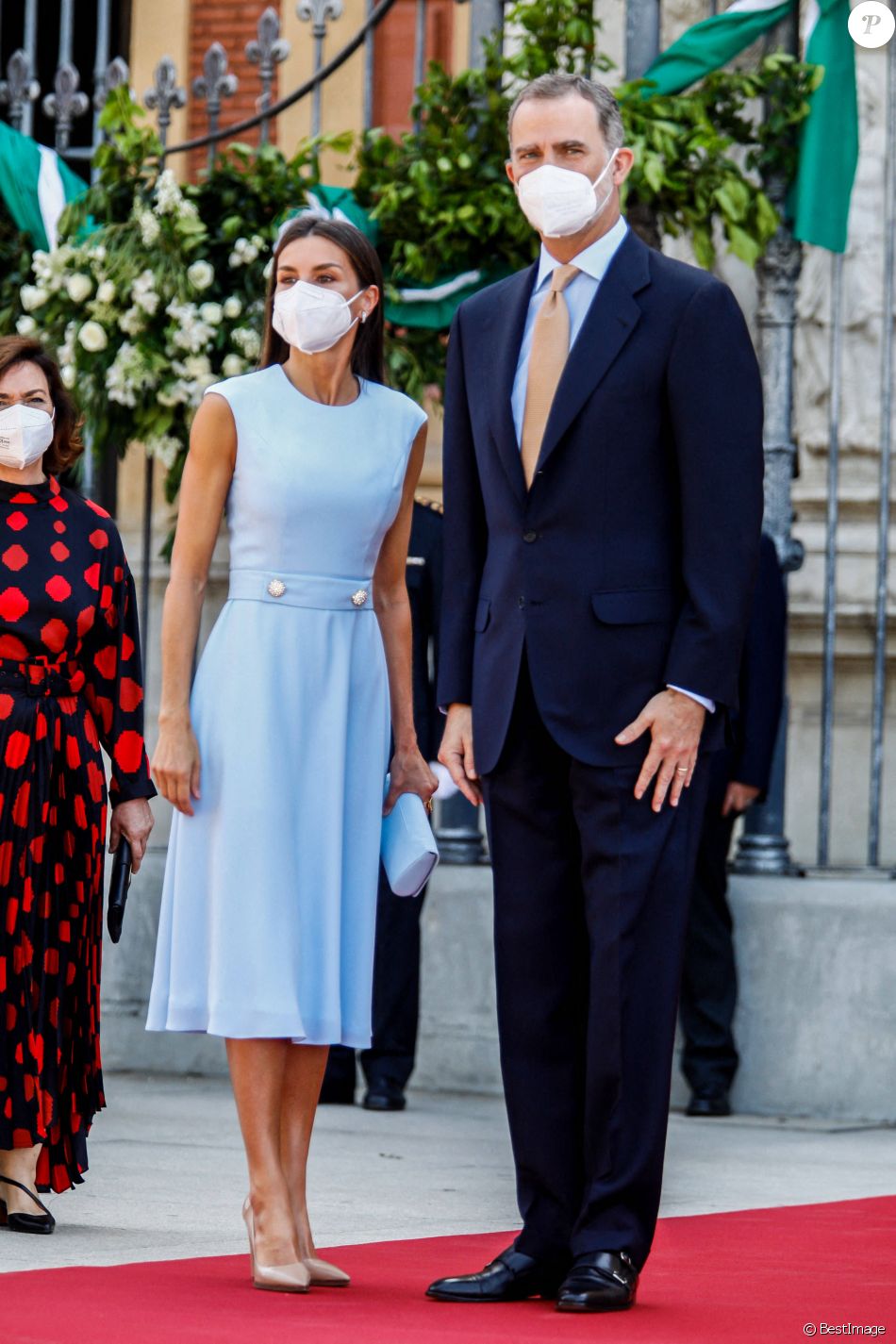 Le roi Felipe VI et la reine Letizia arrivent à la cérémonie de remise de la première médaille d'honneur d'Andalousie au roi Felipe VI au palais de San Telmo à Séville, Espagne, le 14 juin 2021.