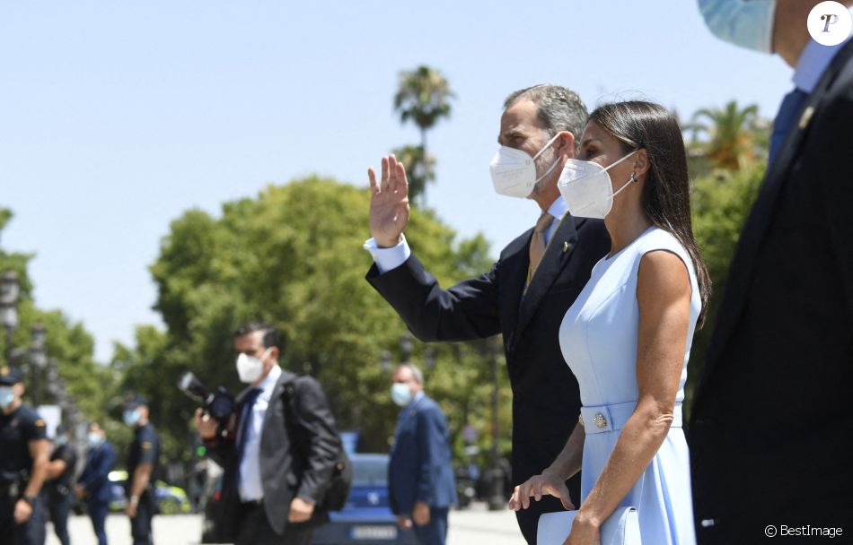 Le roi Felipe VI et la reine Letizia arrivent à la cérémonie de remise de la première médaille d'honneur d'Andalousie au roi Felipe VI au palais de San Telmo à Séville, Espagne, le 14 juin 2021.