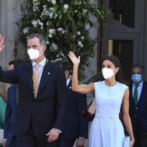 Le roi Felipe VI et la reine Letizia arrivent à la cérémonie de remise de la première médaille d'honneur d'Andalousie au roi Felipe VI au palais de San Telmo à Séville, Espagne, le 14 juin 2021.