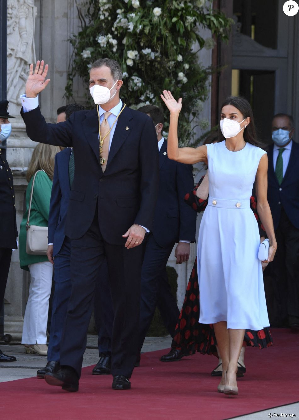Le roi Felipe VI et la reine Letizia arrivent à la cérémonie de remise de la première médaille d'honneur d'Andalousie au roi Felipe VI au palais de San Telmo à Séville, Espagne, le 14 juin 2021.
