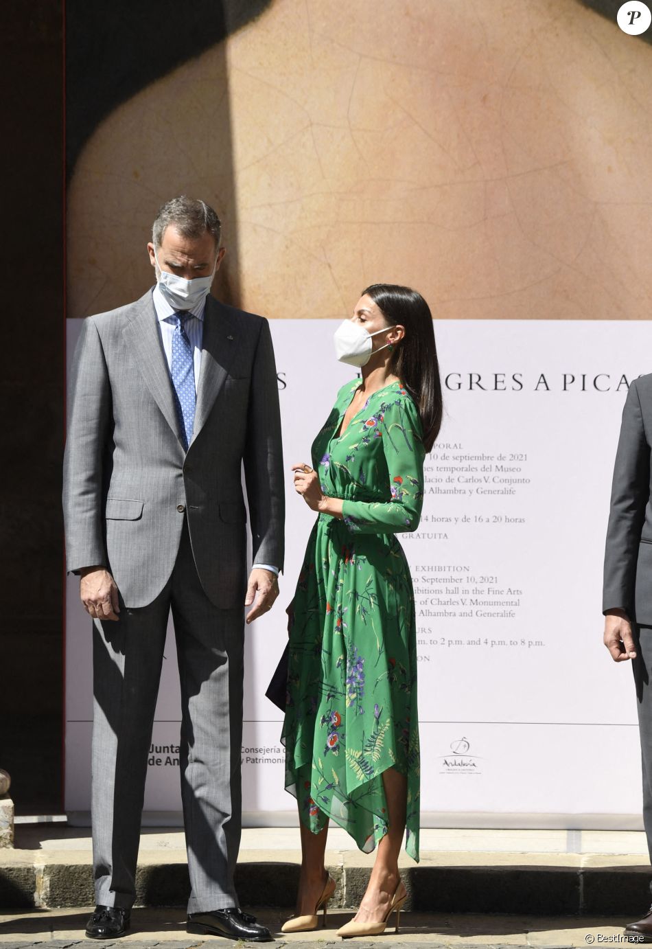 Le roi Felipe VI et la reine Letizia d'Espagne, inaugurent l'exposition "Odalisques. D'Ingres à Picasso " au musée des Beaux-Arts de Grenade, Espagne, le 10 juin 2021.