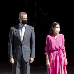 Le roi Felipe VI et la reine Letizia d'Espagne, inaugurent l'exposition "Berlanguiano, Luis García Berlanga (1921-2021)" à l'Académie royale des beaux-arts de Saint-Ferdinand à Madrid, le 9 juin 2021.