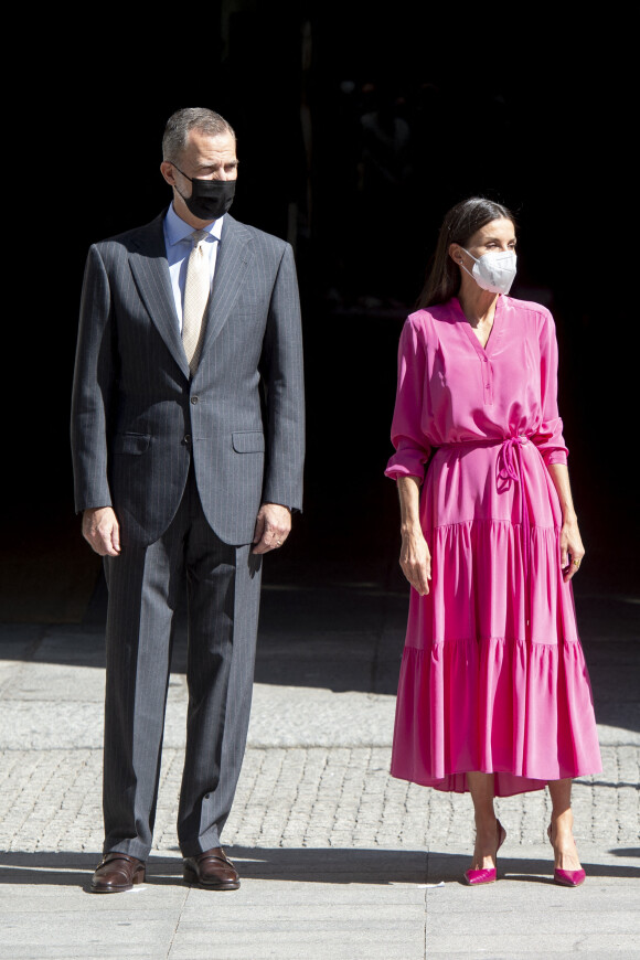 Le roi Felipe VI et la reine Letizia d'Espagne, inaugurent l'exposition "Berlanguiano, Luis García Berlanga (1921-2021)" à l'Académie royale des beaux-arts de Saint-Ferdinand à Madrid, le 9 juin 2021.
