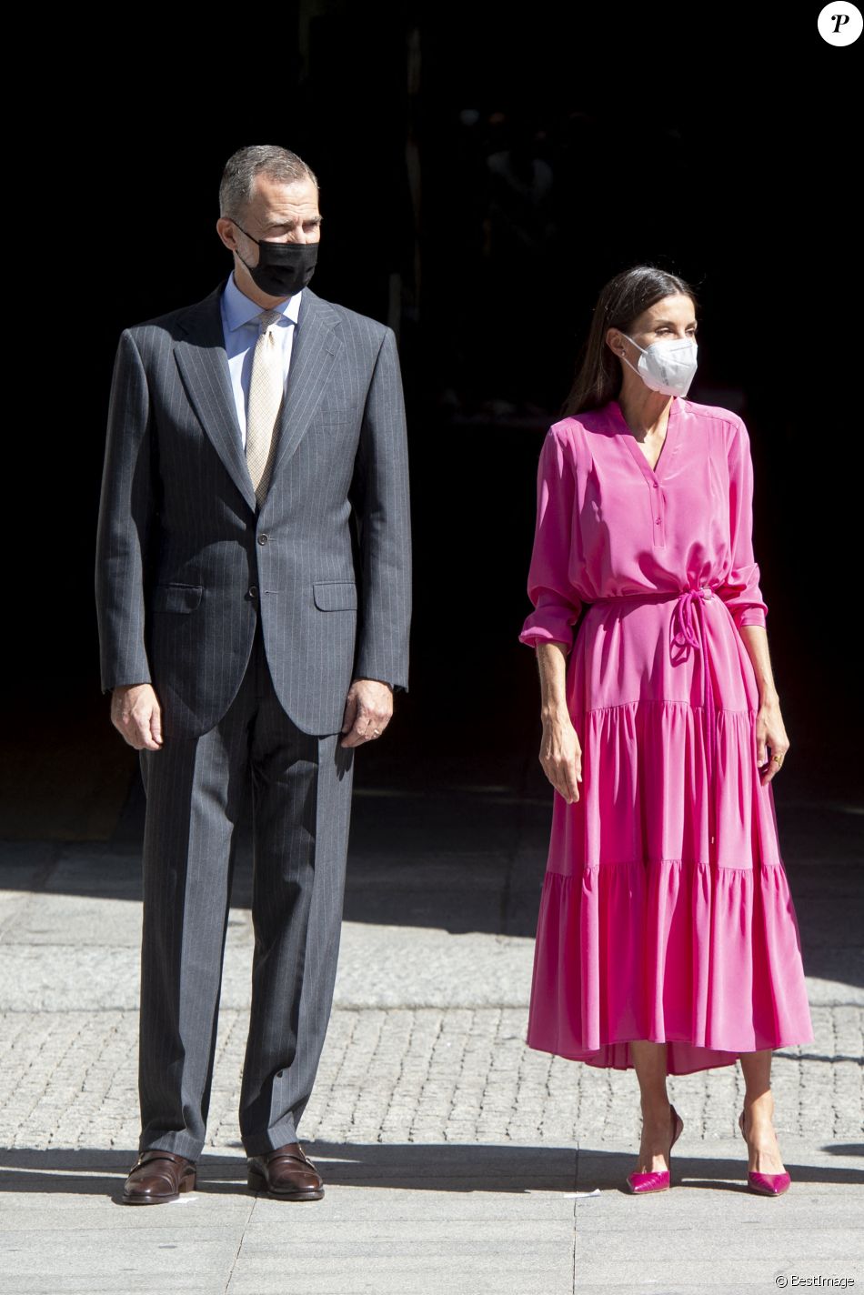 Le roi Felipe VI et la reine Letizia d'Espagne, inaugurent l'exposition "Berlanguiano, Luis García Berlanga (1921-2021)" à l'Académie royale des beaux-arts de Saint-Ferdinand à Madrid, le 9 juin 2021.