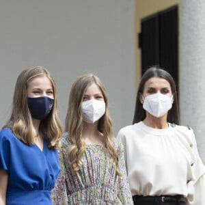 Le roi Felipe VI, la princesse Sofia et la reine Letizia d'Espagne - L'infante Leonor d'Espagne lors de sa confirmation en l'église "Nuestra Señora de Aravaca Parish" à Madrid. Le 28 mai 2021