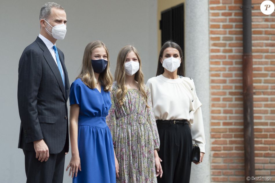 Le roi Felipe VI, la princesse Sofia et la reine Letizia d'Espagne - L'infante Leonor d'Espagne lors de sa confirmation en l'église "Nuestra Señora de Aravaca Parish" à Madrid. Le 28 mai 2021