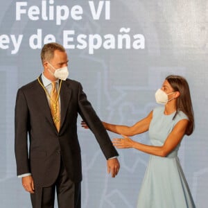 Le roi Felipe VI et la reine Letizia à la cérémonie de remise de la première médaille d'honneur d'Andalousie au roi Felipe VI au palais de San Telmo à Séville, Espagne.