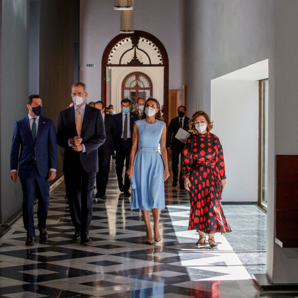 Le roi Felipe VI et la reine Letizia arrivent à la cérémonie de remise de la première médaille d'honneur d'Andalousie au roi Felipe VI au palais de San Telmo à Séville, Espagne, le 14 juin 2021.