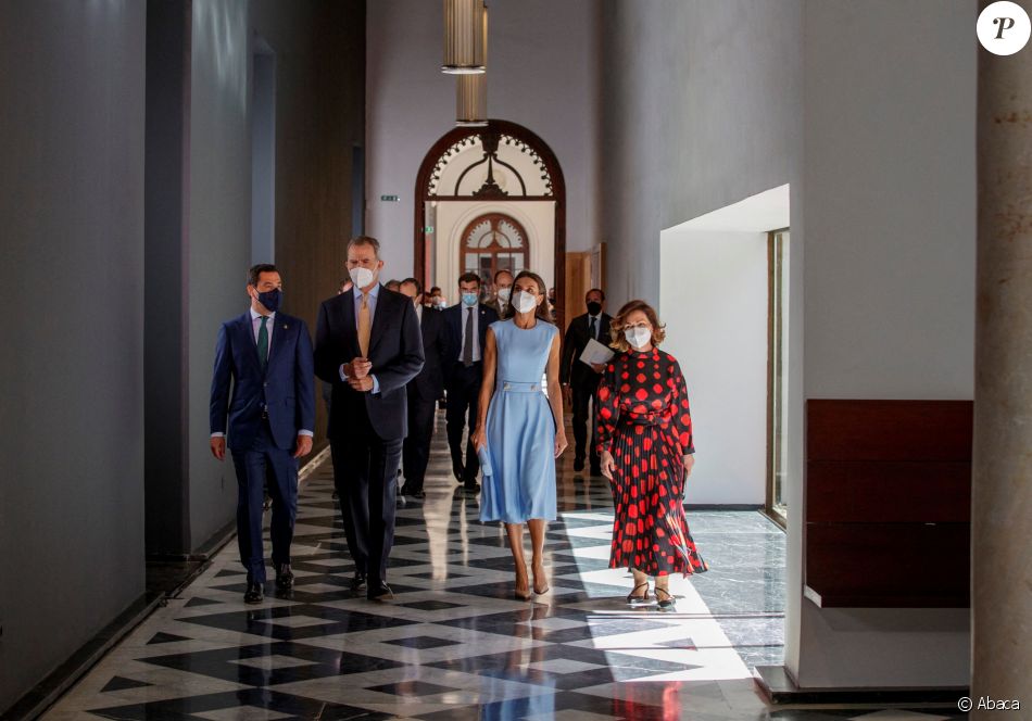 Le roi Felipe VI et la reine Letizia arrivent à la cérémonie de remise de la première médaille d'honneur d'Andalousie au roi Felipe VI au palais de San Telmo à Séville, Espagne, le 14 juin 2021.
