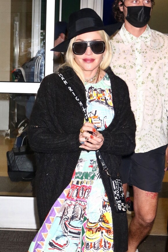 Madonna porte une robe colorée à son arrivée à l'aéroport JFK à New York, le 7 juin 2021.
