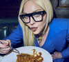 Madonna, toute de bleu vêtue, dîne au restaurant "Craig's" avec son amie Maha Dakhil Jackson à Los Angeles.