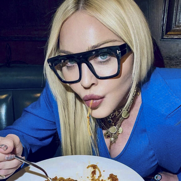 Madonna, toute de bleu vêtue, dîne au restaurant "Craig's" avec son amie Maha Dakhil Jackson à Los Angeles.