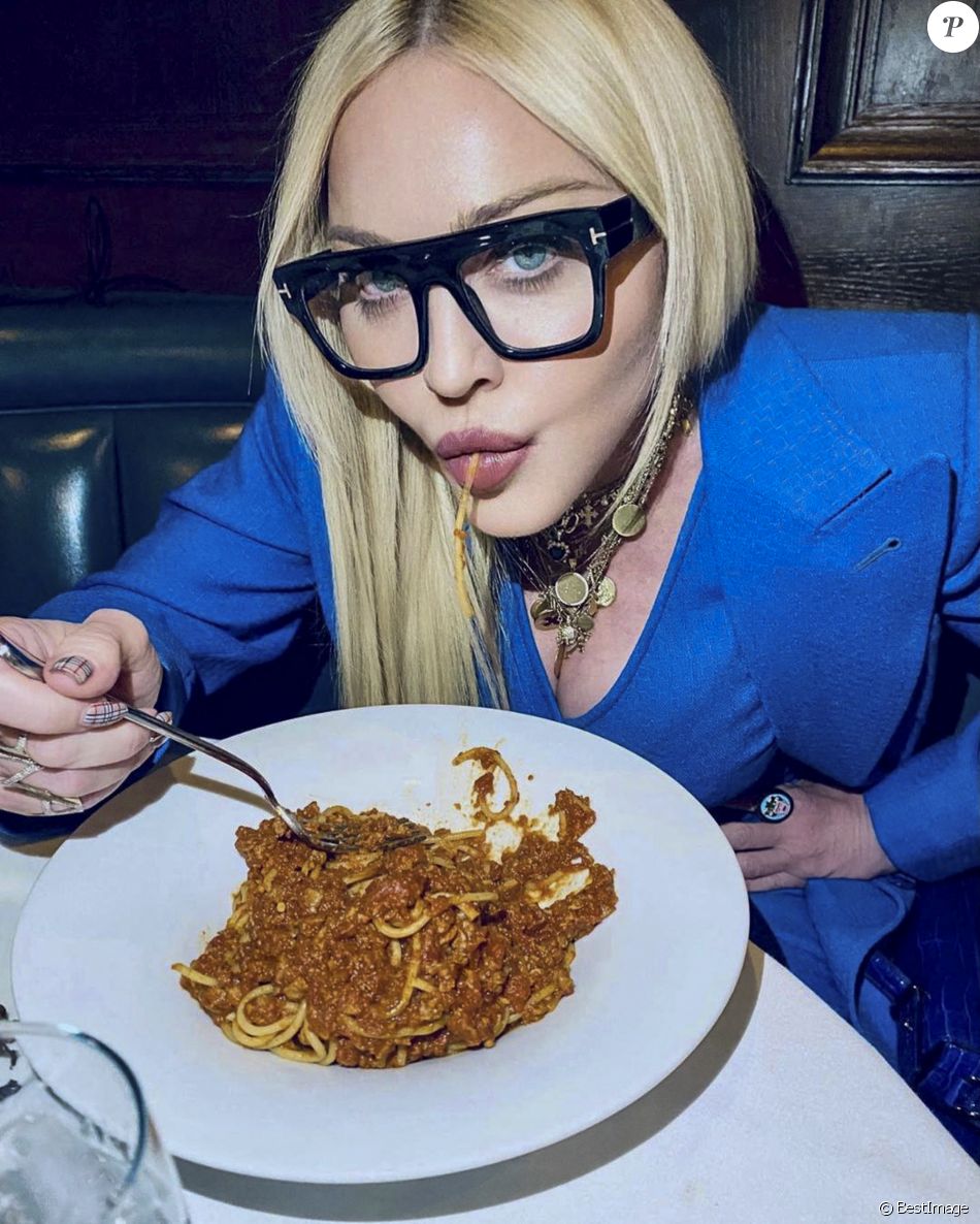 Madonna, toute de bleu vêtue, dîne au restaurant "Craig's" avec son amie Maha Dakhil Jackson à Los Angeles.