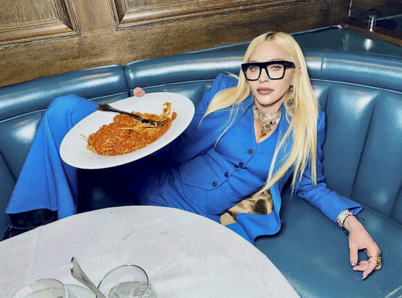 Madonna, tou de bleu vêtue, dîne au restaurant "Craig's" avec son amie Maha Dakhil Jackson à Los Angeles. Le 19 avril 2021.