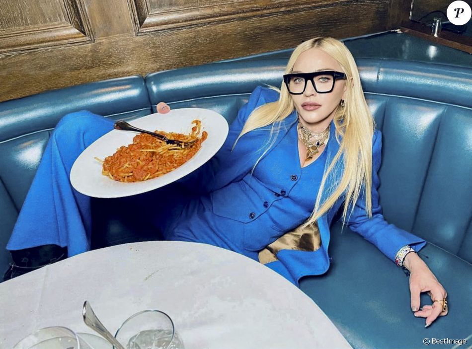 Madonna, tou de bleu vêtue, dîne au restaurant "Craig's" avec son amie Maha Dakhil Jackson à Los Angeles. Le 19 avril 2021.