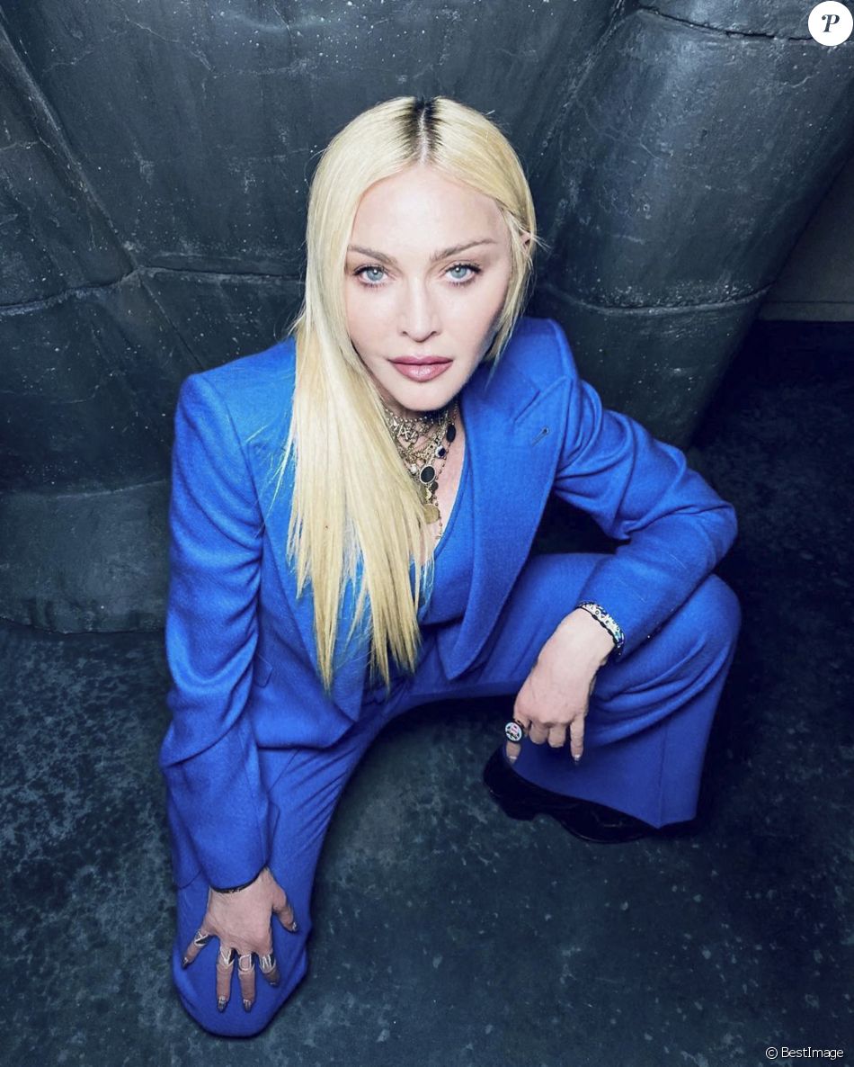 Madonna, tou de bleu vêtue, dîne au restaurant "Craig's" avec son amie Maha Dakhil Jackson à Los Angeles. Le 19 avril 2021.