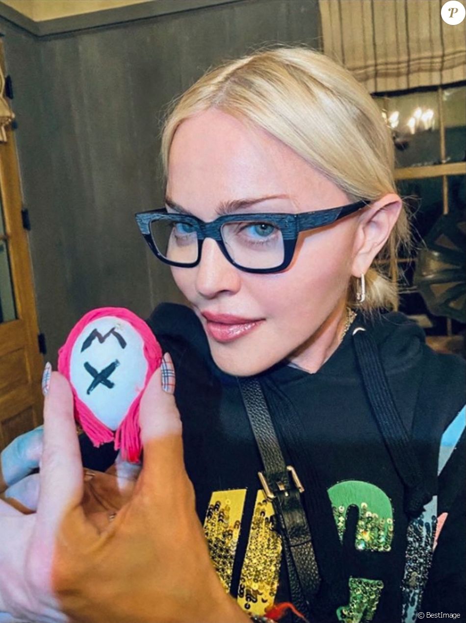 Madonna fête Pâques à la maison avec sa famille aux Etats-Unis, le 5 avril 2021.