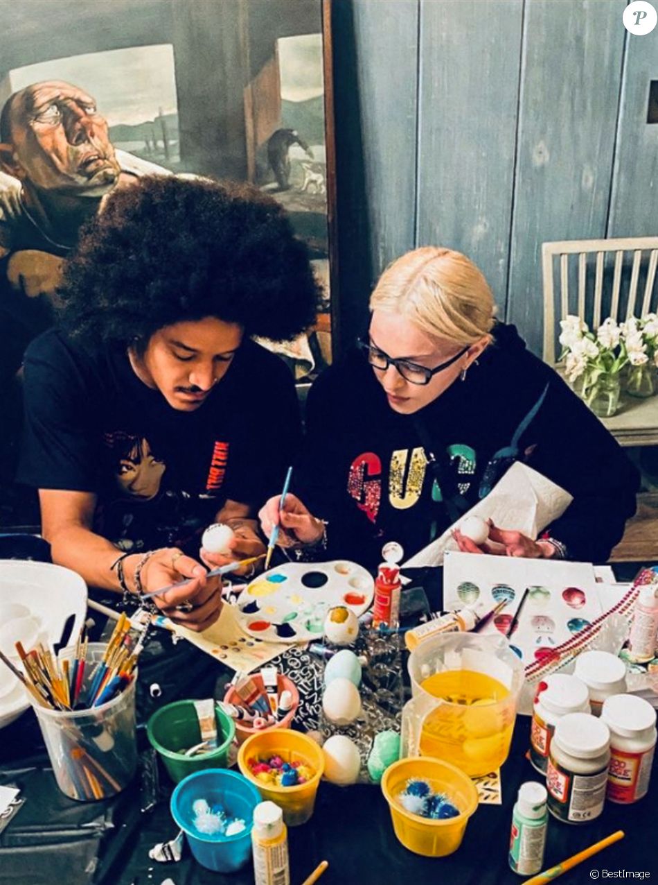 Madonna fête Pâques à la maison avec sa famille aux Etats-Unis, le 5 avril 2021.