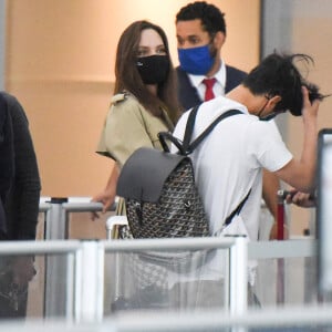 Angelina Jolie arrive à l'aéroport JFK de New York avec ses six enfants Maddox, Pax, Zahara, Shiloh, Vivienne et Knox, le 11 juin 2021.