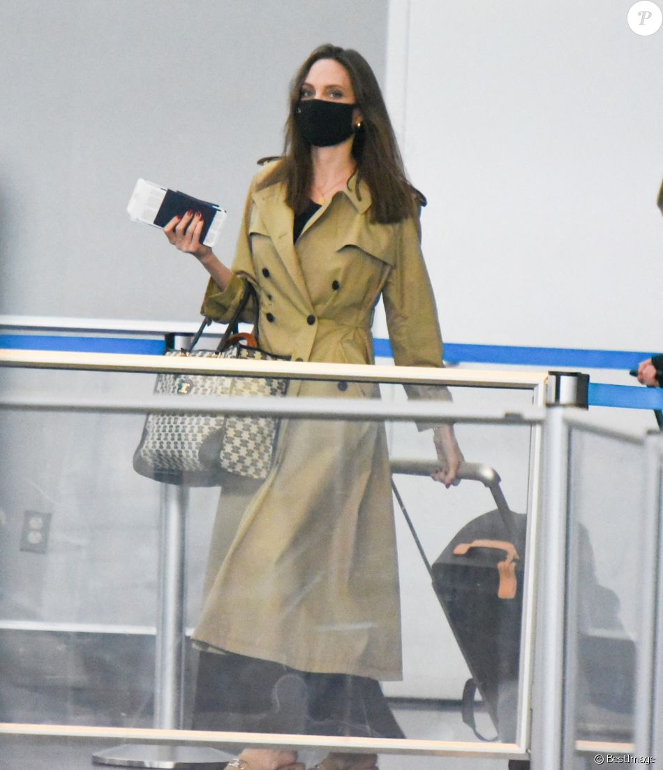 Angelina Jolie arrive à l'aéroport JFK de New York avec ses six enfants Maddox, Pax, Zahara, Shiloh, Vivienne et Knox.