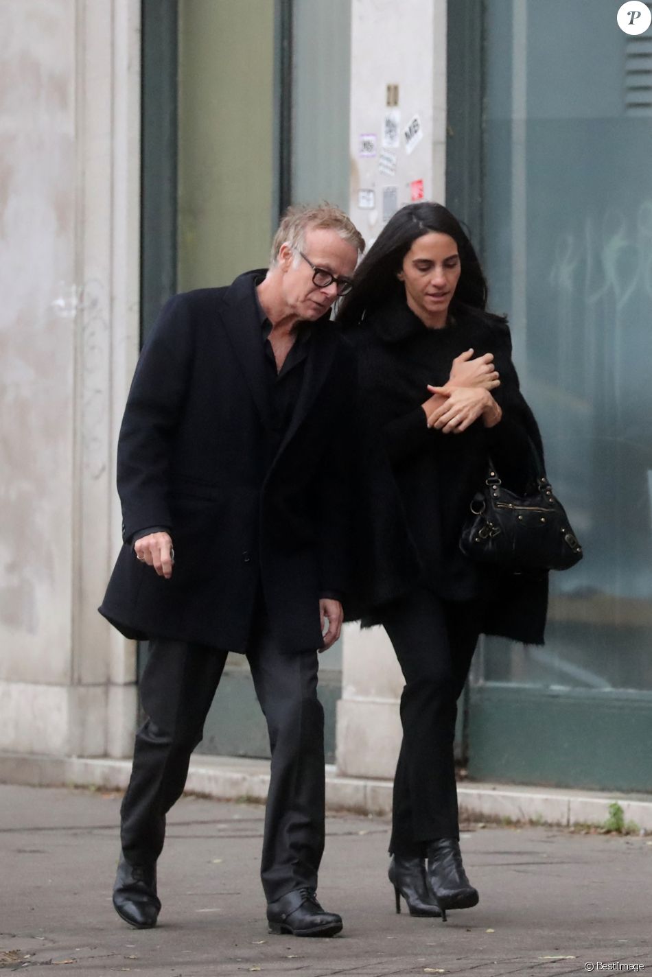 Franck Dubosc et sa femme Danièle sortent des obsèques du fondateur de Darty à Paris. Le 21 décembre 2018.