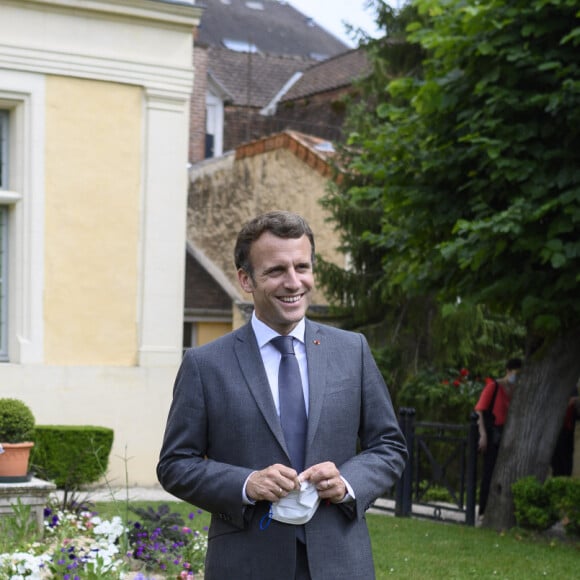 Fabrice Luchini et le président Emmanuel Macron visitent la maison natale de Jean de La Fontaine à Château-Thierry, le 17 juin 2021. © Eliot Blondet / Pool / Bestimage