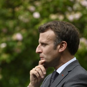 Le président Emmanuel Macron visite la maison natale de Jean de La Fontaine à Château-Thierry le 17 juin 2021. © Eliot Blondet / Pool / Bestimage