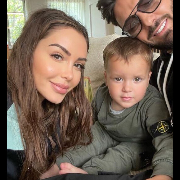 Nabilla Benattia avec son mari Thomas Vergara et leur fils Milann, le 25 mai 2021